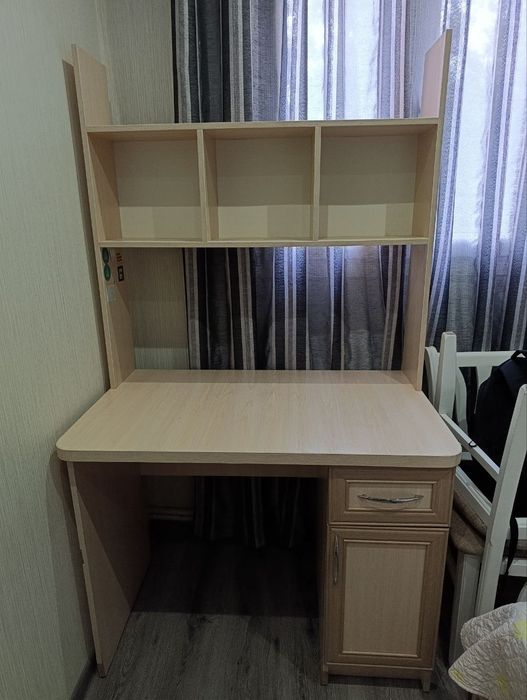 Продаётся письменный стол стол б/у в нормальном состоянии