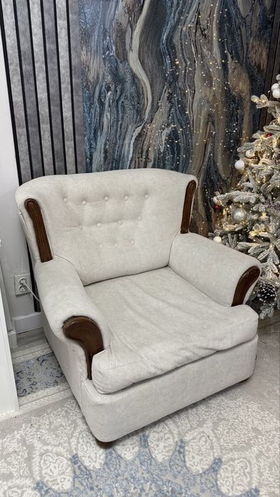 Диван светлого цвета