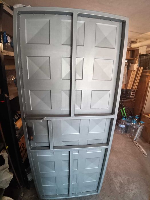 Метална врата с размери: височина 191 см и ширина 78 см.