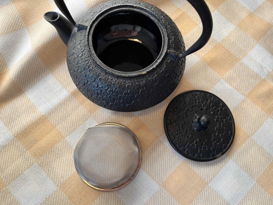 Set ceainic japonez cu 4 cesti din fonta