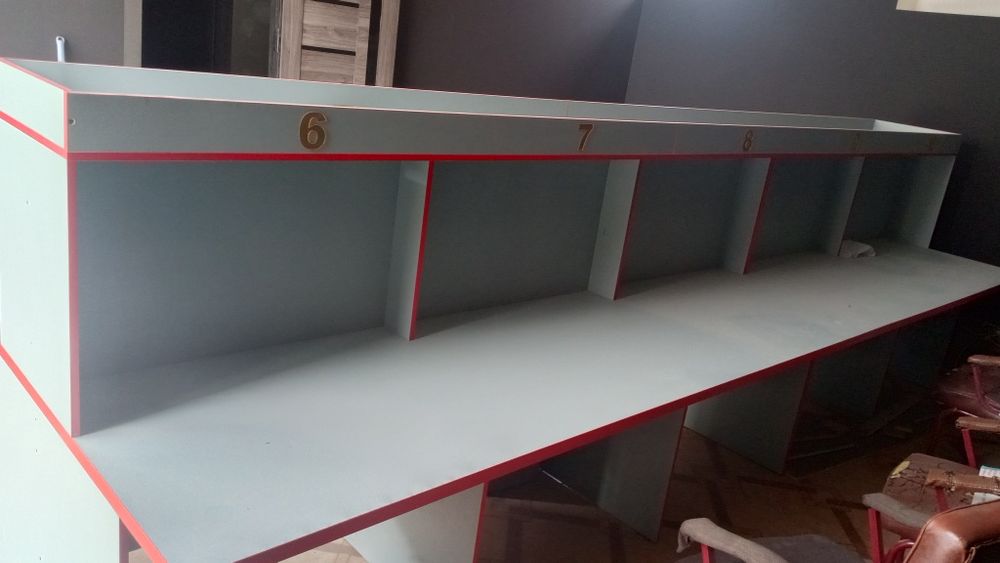 Kampyuter zali uchun mebel sotiladi