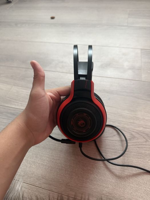 căști de gaming cu leduri