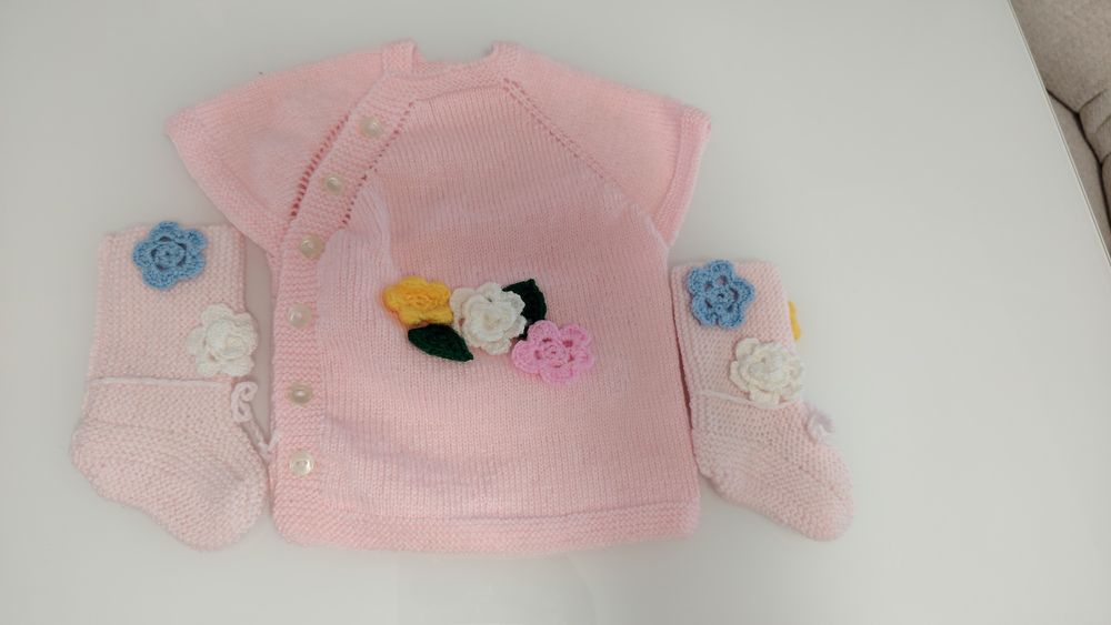 Нов пуловер и терлички 6+ месеца