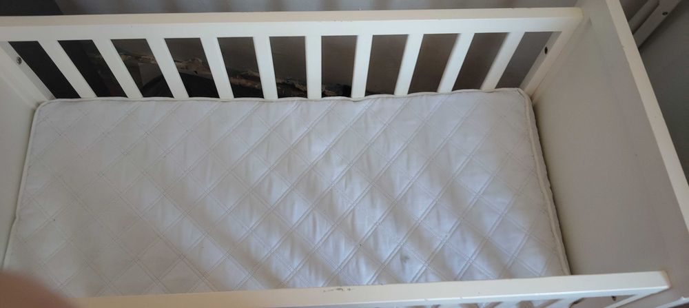 Pătuț de bebe din lemn