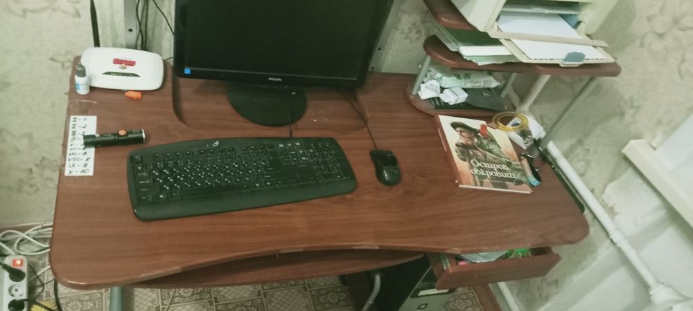 Продам компьютерный стол