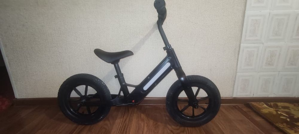 Продам беговел Atomix