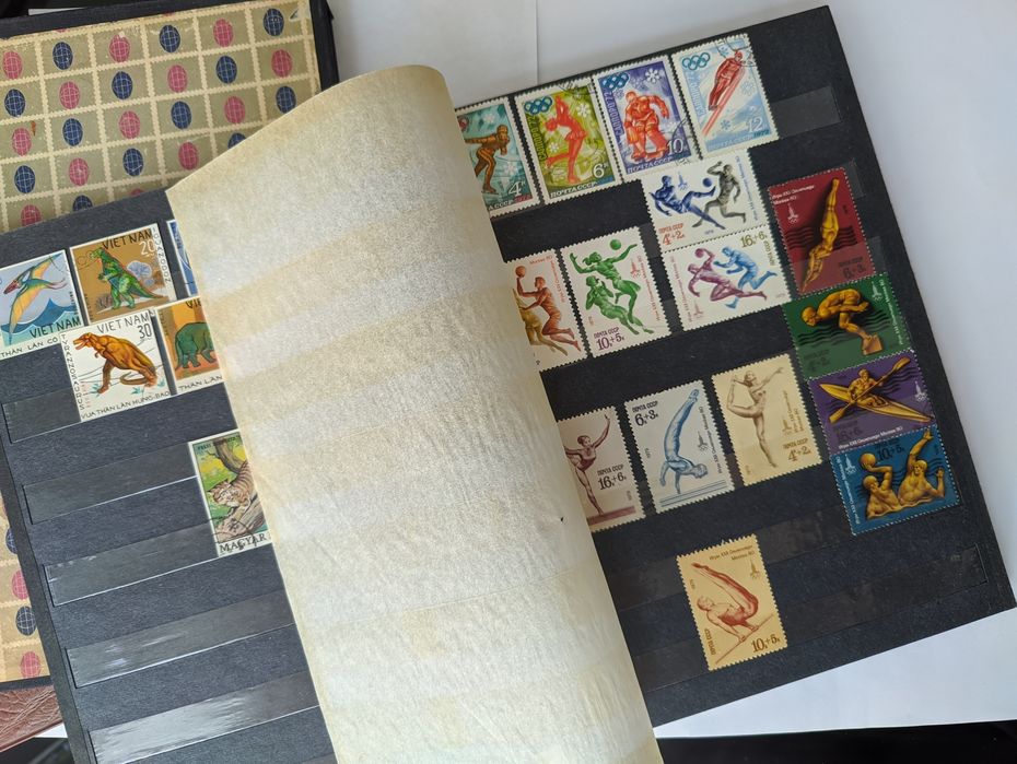 Продам 2 альбома с почтовыми марками.