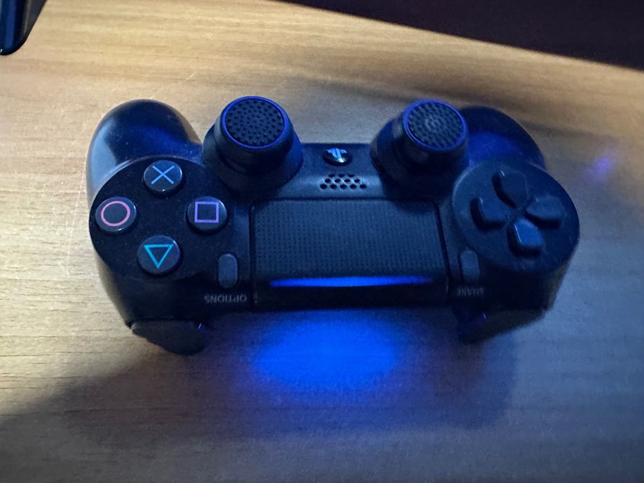 Vând PS4 PRO + FC 26