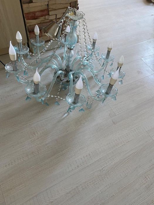 Продам люстру голубую