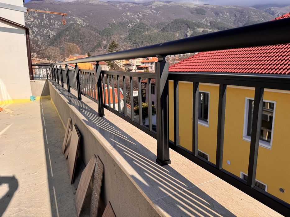 Алуминиеви, стъклени и дървени парапети