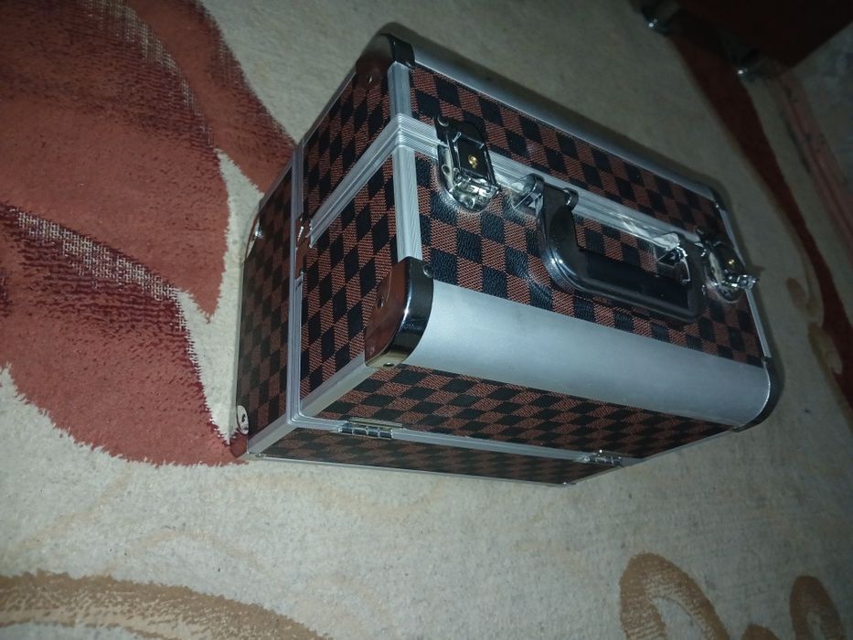 Kasmetika jamlammasi sandiqchasi bilan kampilek