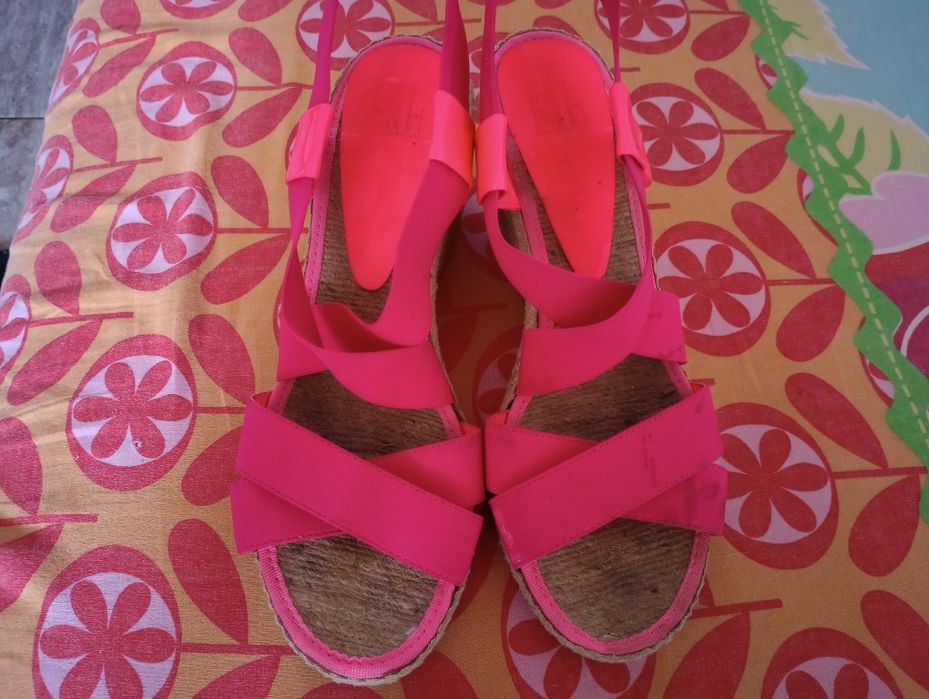 Дамски сандали в цикламено