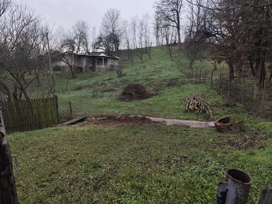 Teren intravilan și casă de vânzare