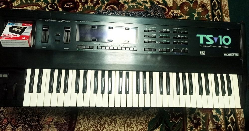 Ensoniq ts 10 sotiladi
