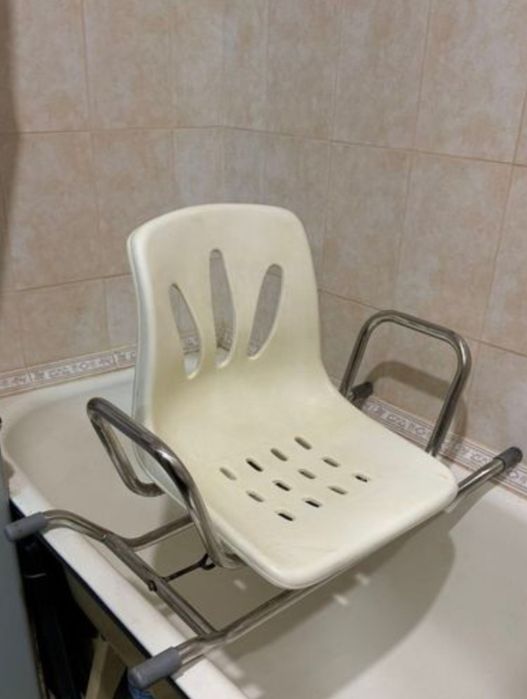 Стульчик для ванной крутящийся