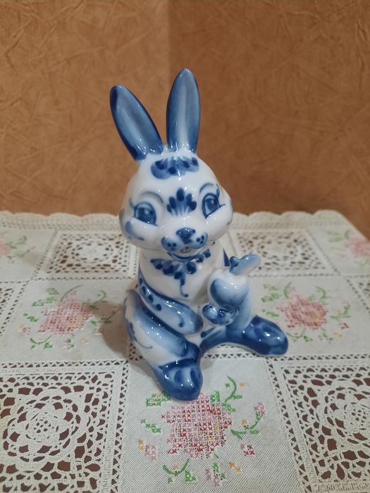 Большая Фарфоровая фигурка " Заяц с репкой "Гжель, ручная роспись, в и