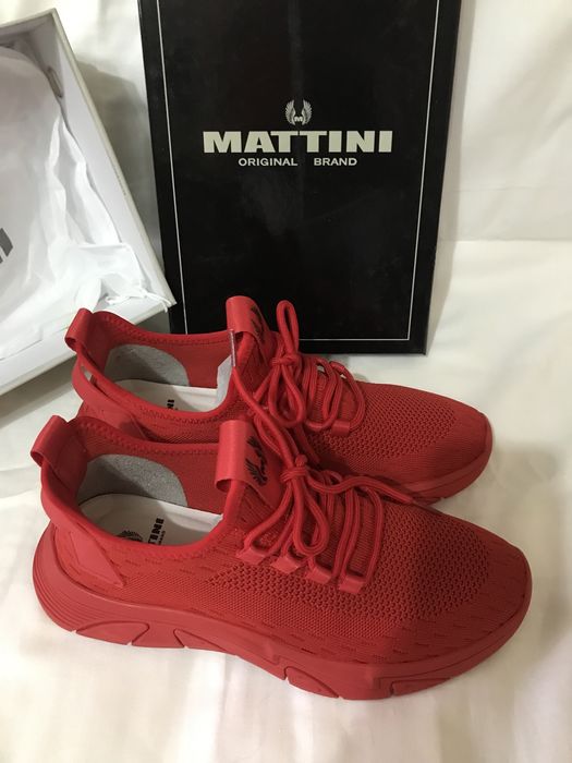 Продам кроссовки новые