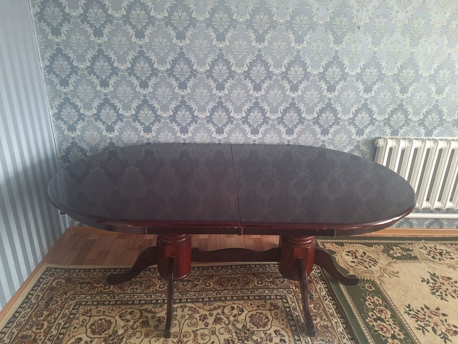 Стол из красного дерева