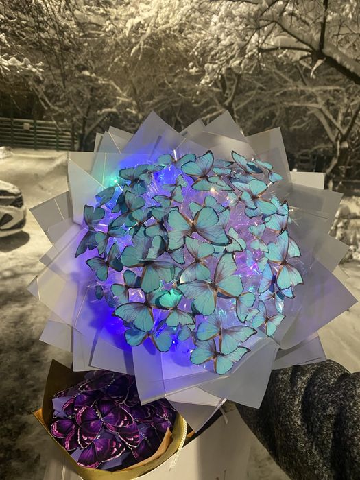 Светящийся букет из бабочек