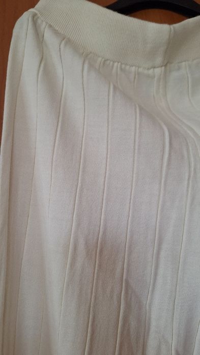 Предлагам дамски комплект в бяло