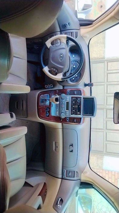 Kia carnival 2006 rangi oq srochna sotamiz abmen ham bor GM