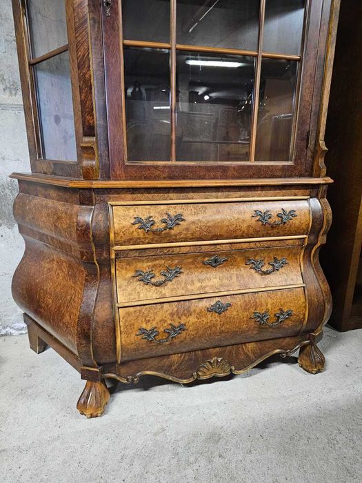 Витрина с интарзия в стил Чипъндейл