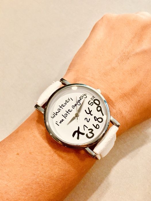 Модерен черен часовник