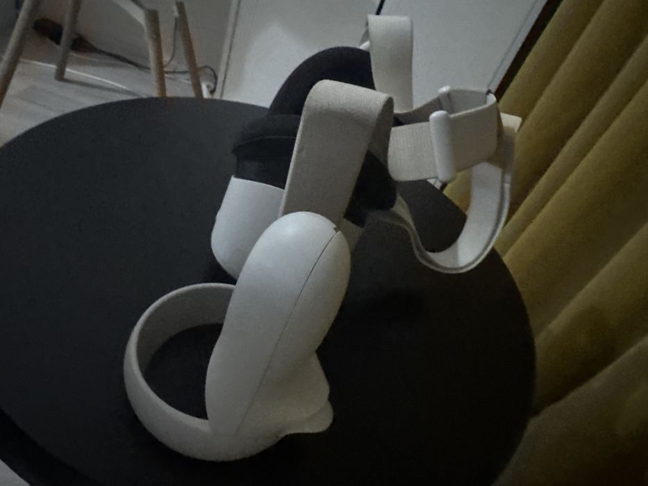 Meta Quest 2 със 2-та им Джойстика (VR)