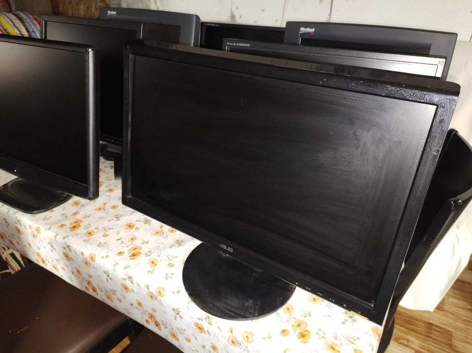 Monitor  diferite dimensiuni -