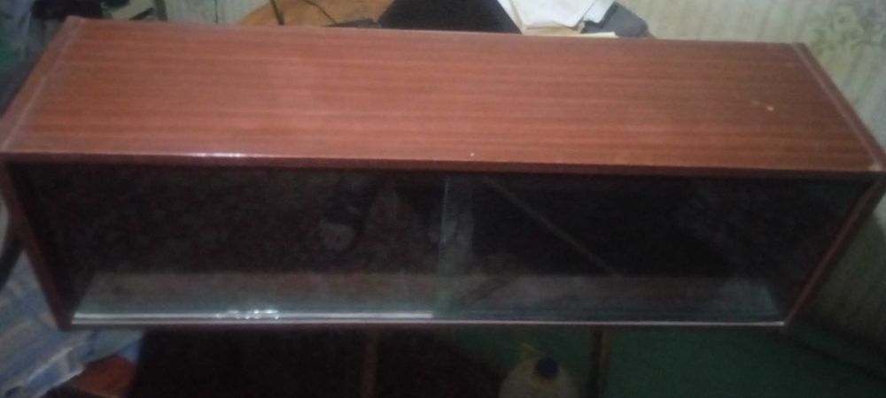 Книжная полка в хорошем качестве с раздвижными стеклами