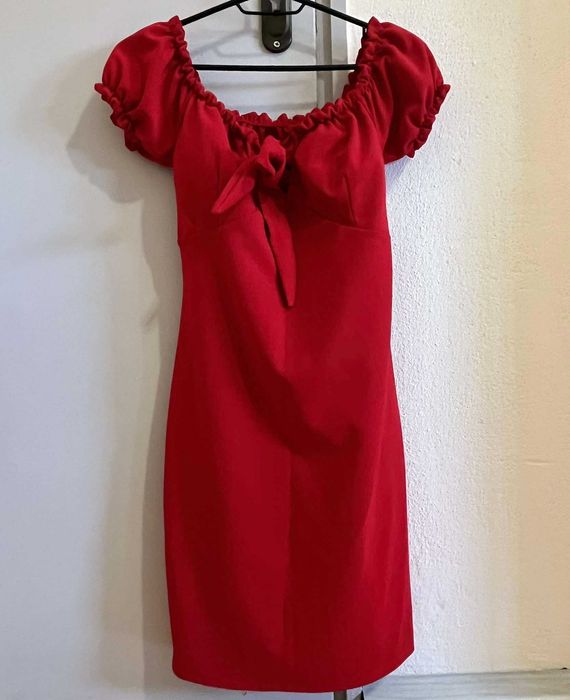 Червена еластична рокля