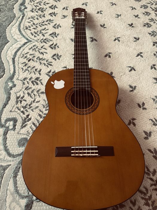Продается гитара Yamaha C40