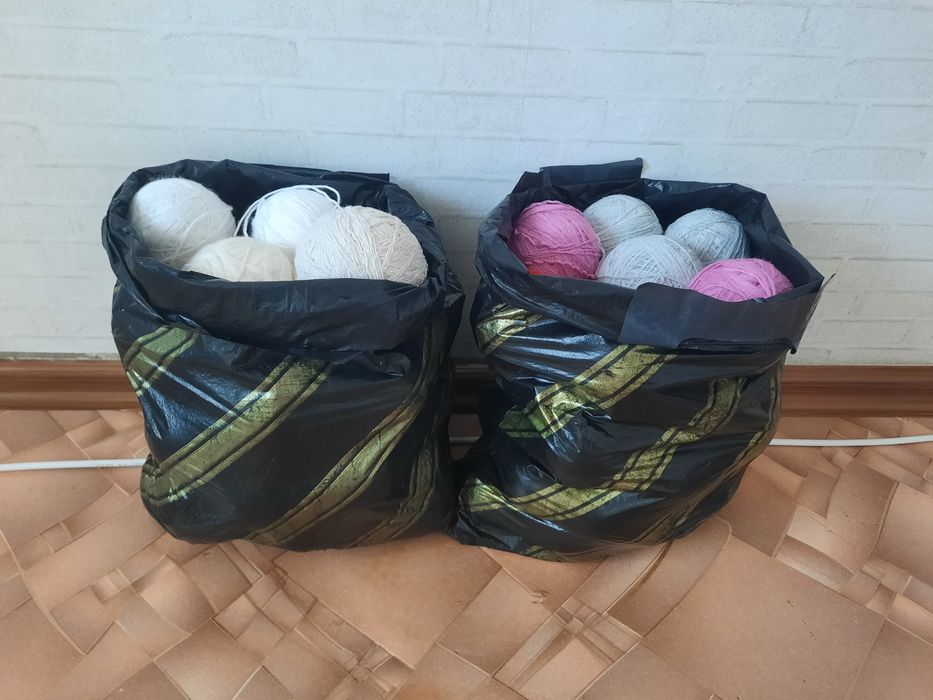 2 пакета Пряжи, нитки для вязания