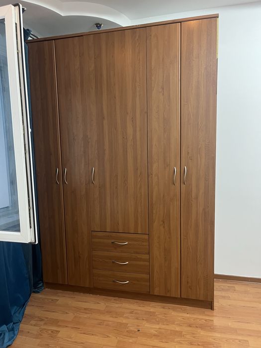 Почти новый шкаф