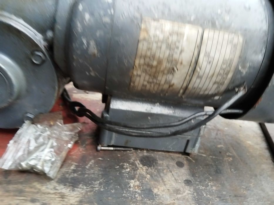 Motor electric cu reductor 90 rpm