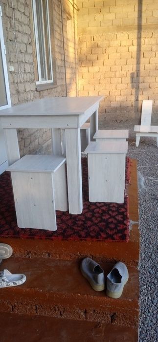 Продам Стол и табуретки