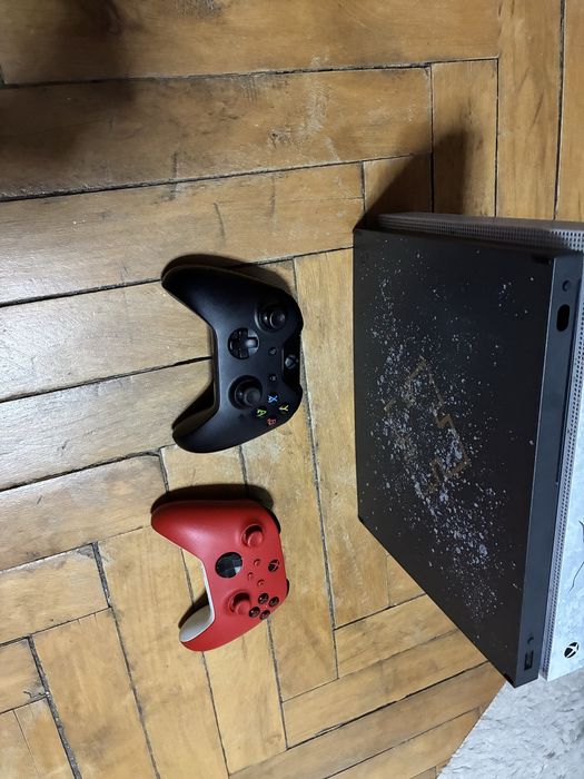 Vand xbox one x 2 controlere 4 jocuri