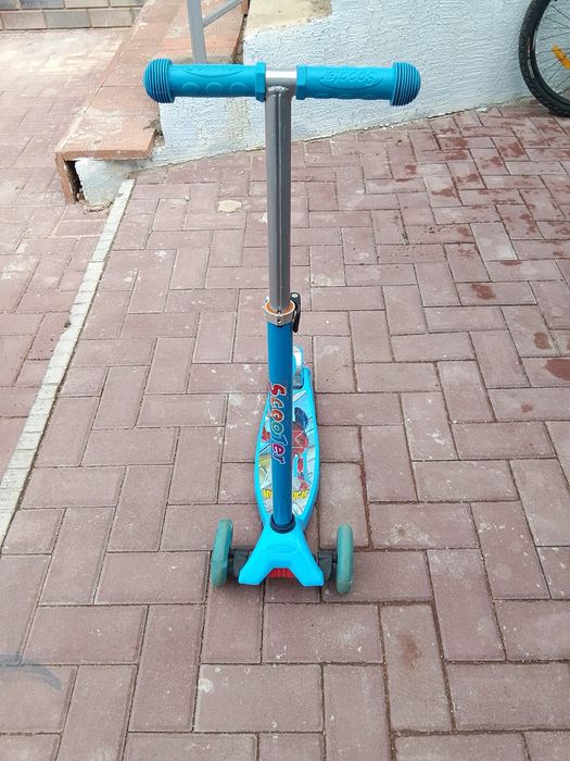 Самокат детский в хорошем состоянии.