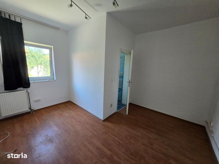 Casa individuala 7 camere+ apartament, 5 locuri de parcare. Sagului