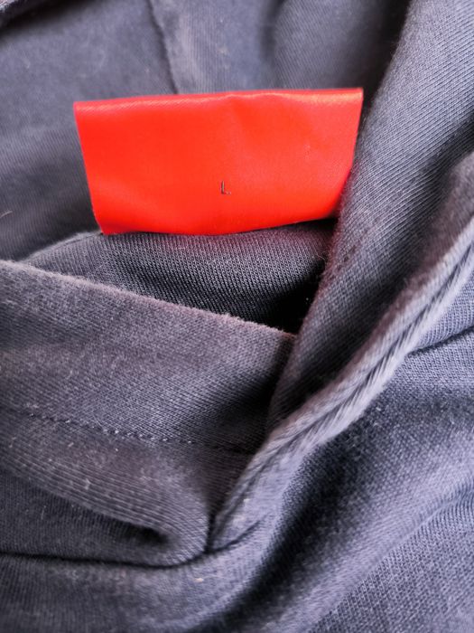 Hugo суичър L размер