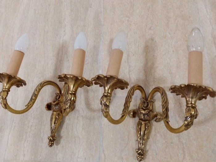 Eleganta pereche de aplice din bronz masiv cu o lucrătură de o foarte