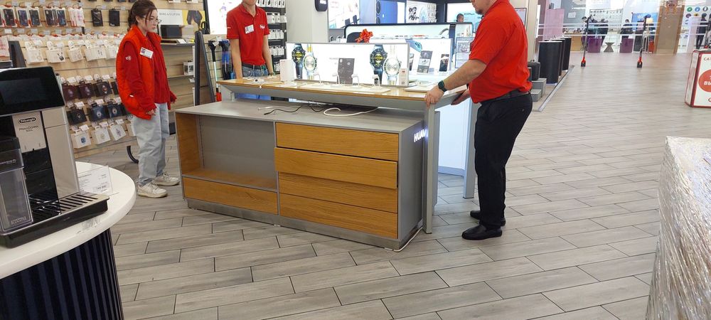 Стол очень прочный , металлический