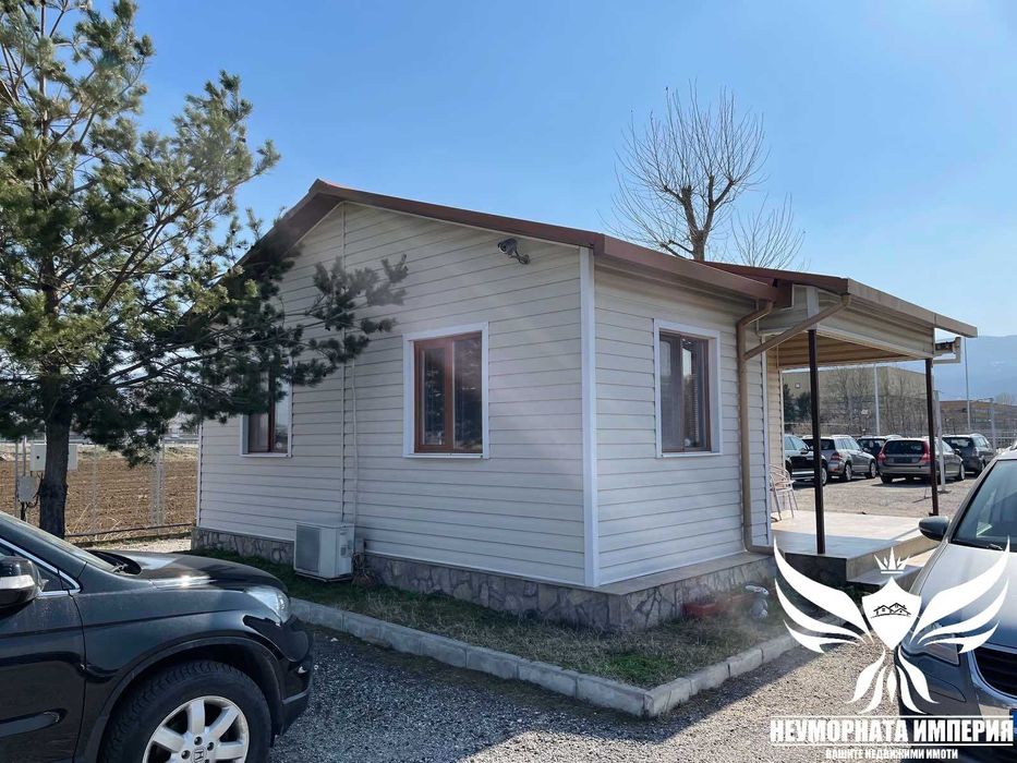 Продавам обществен обект 4989кв. първа линия пътя Асеновград - Пловдив