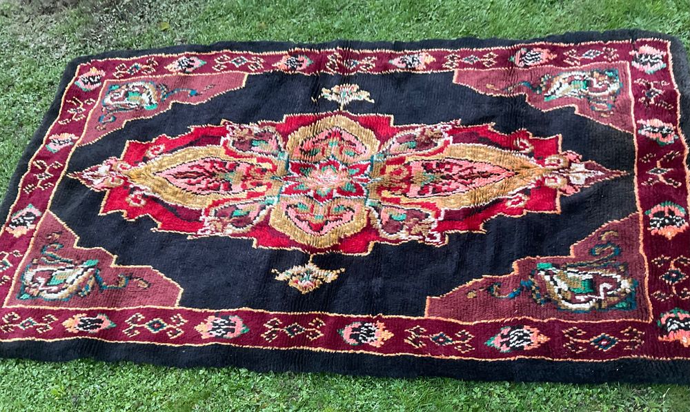 Вълнен ръчно изработен винтидж килим с етно шевици – уникален дизайн