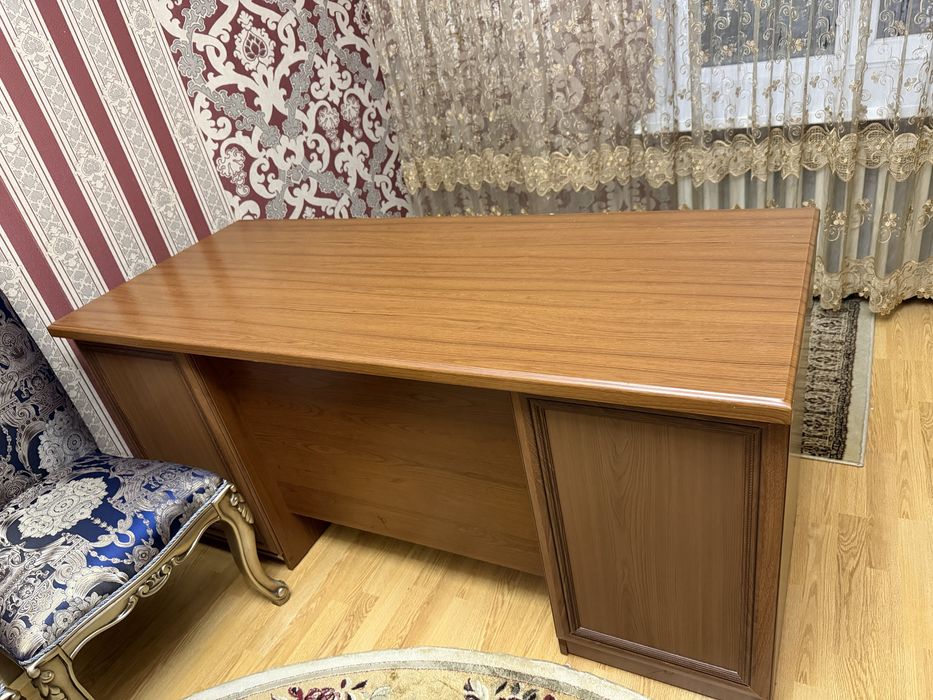 Продаётся стеллаж, рабочий стол и 2 стула