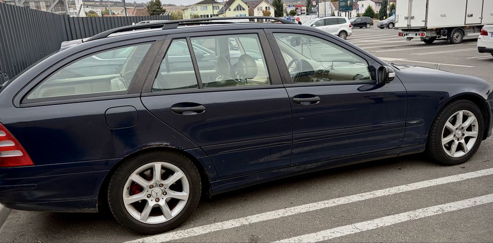 Vând Mercedes-Benz C-Class