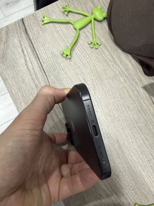 Продам iphone 16 pro maks 256 черный в отличном состоянии 2 esim