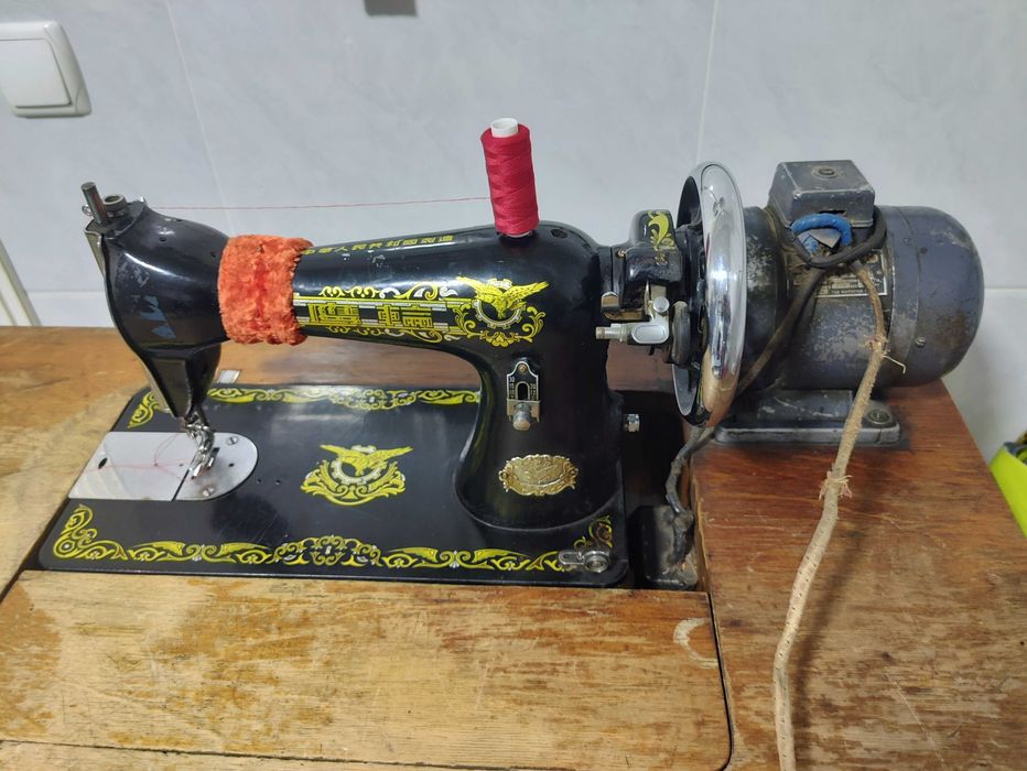 Швейная машина с электроприводом, с мощным мотором встроенный на стол