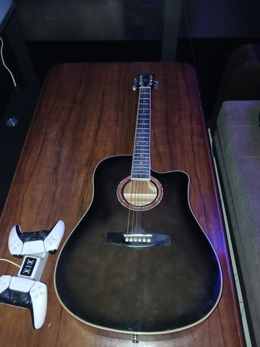 Срочно! Акустическая гитара , недорого
Акустическая гитара в