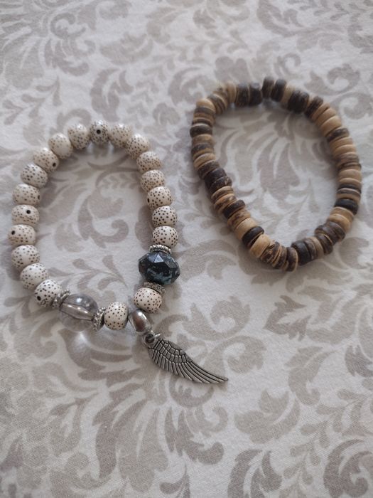 Гривни от естествени камъни